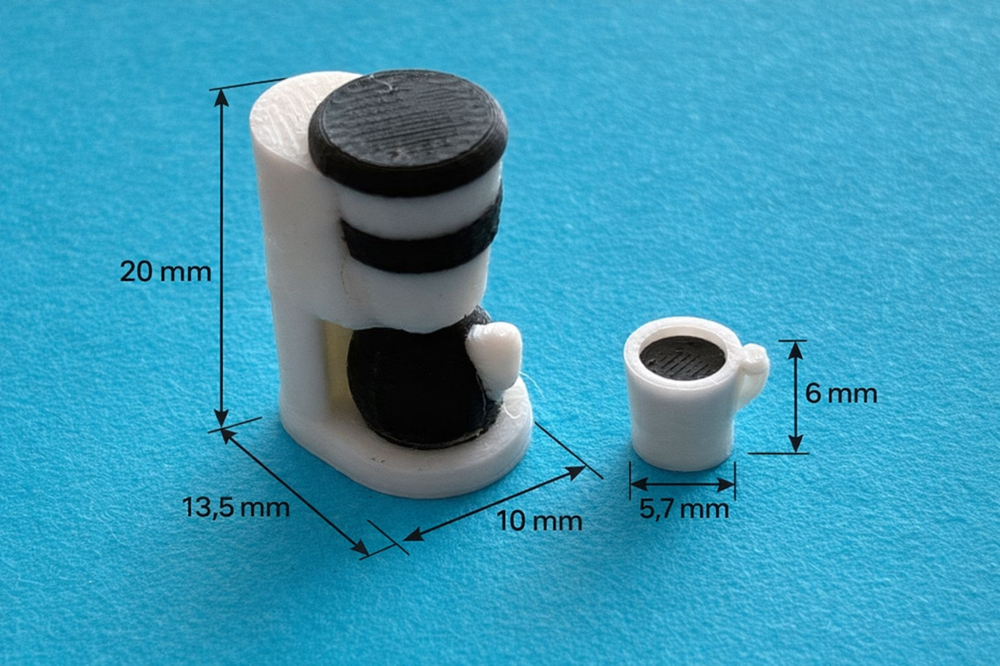 Miniatur Kaffeemaschine mit Tasse,  Maßstab 1:16