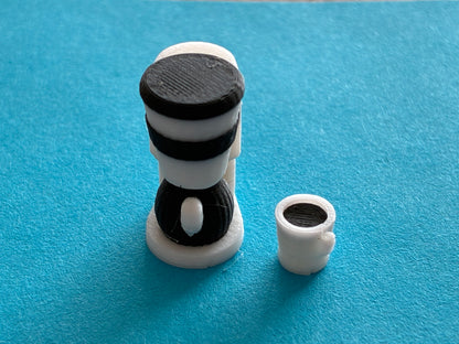 Miniatur Kaffeemaschine mit Tasse,  Maßstab 1:16